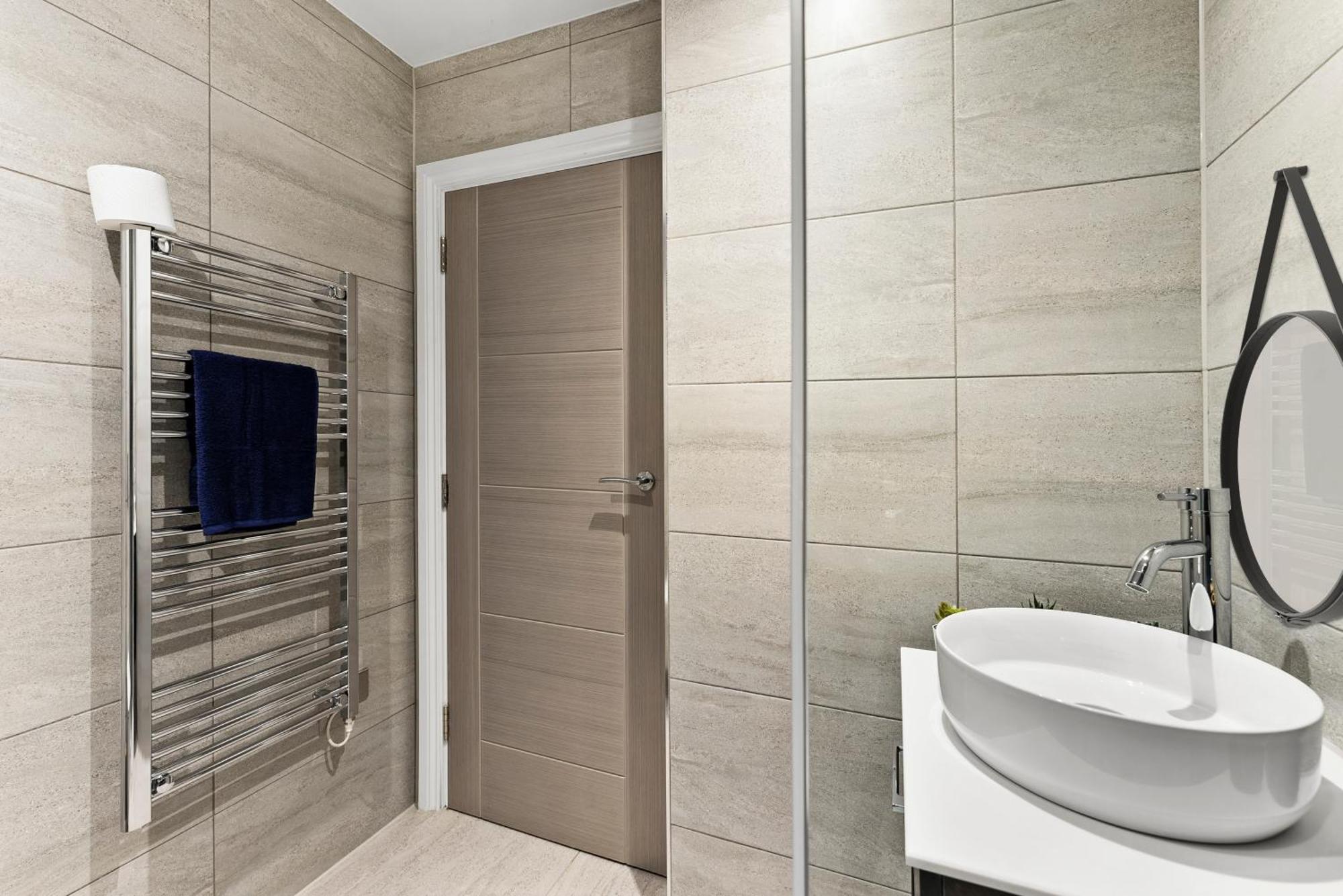Stylish Large Leeds Apartment - Parking Bagian luar foto